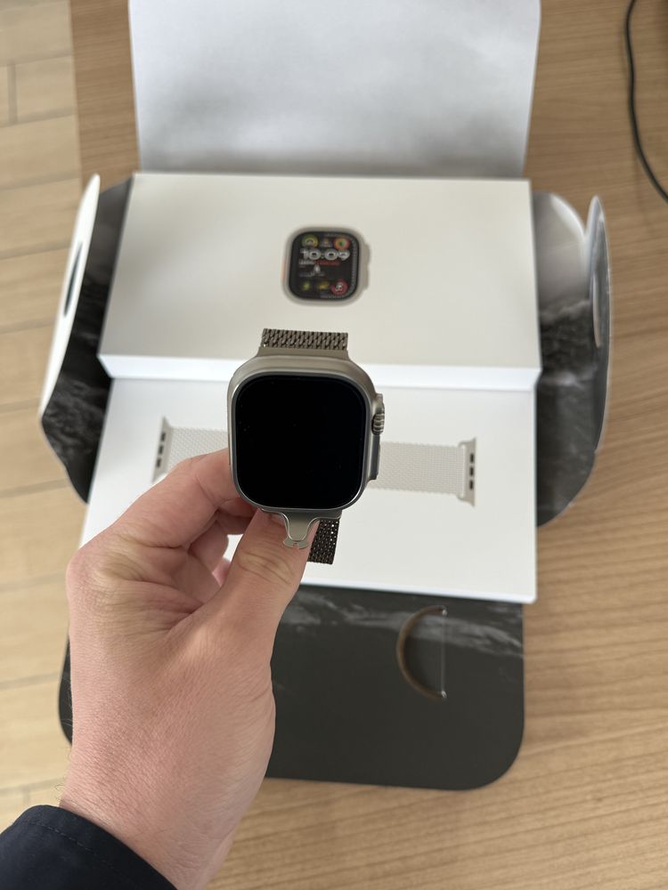 Apple Watch Ultra 2 com pulseira Milanese Loop