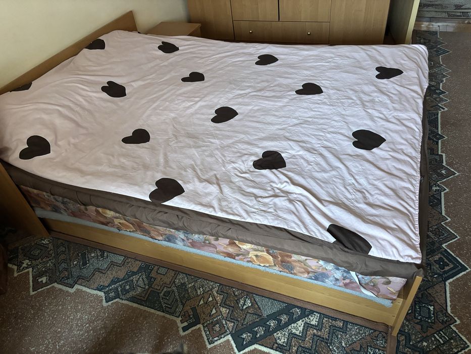 Ліжко, шафа, туалетний столик, дві приліжкові тумбочки