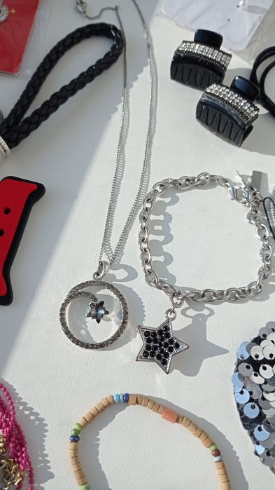 Лот жіночих прикрас / біжутерія/аксесуари для волосся/браслети/брелок