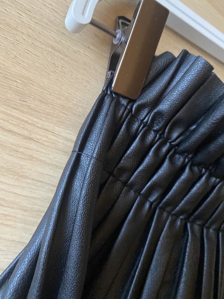 Czarna plisowana spóniczka na gumce moda włoska Pronto Moda