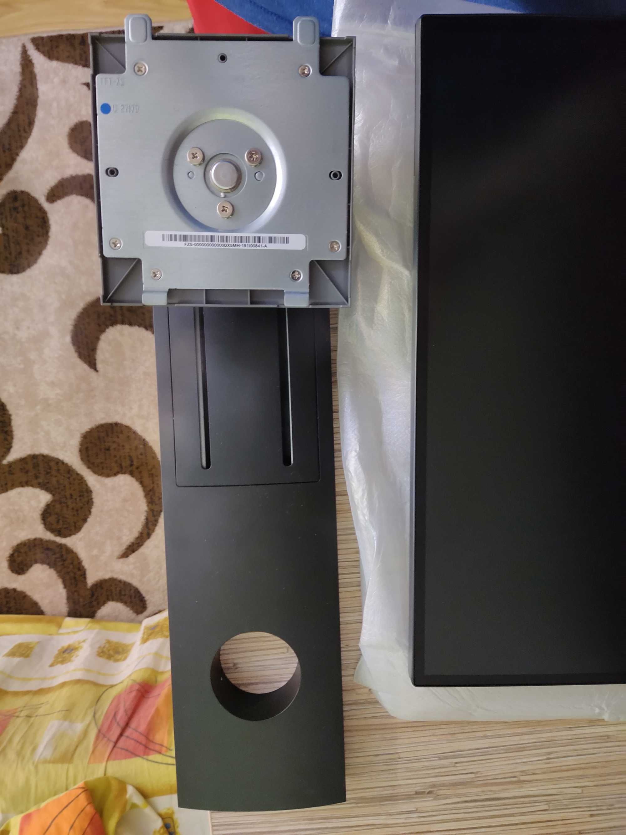 Dell UltraSharp U2717D розбитий