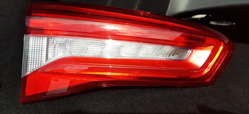 Nowa lampa tylna lewa focus kombi mk4