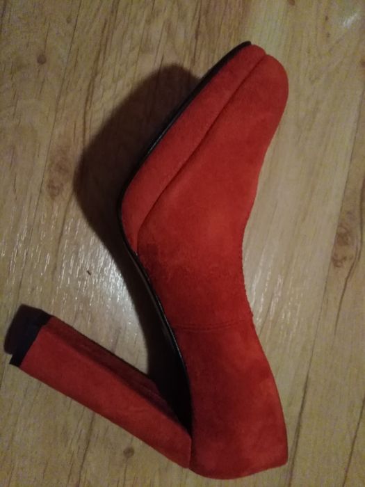 Czerwone zamszowe buty na slupku