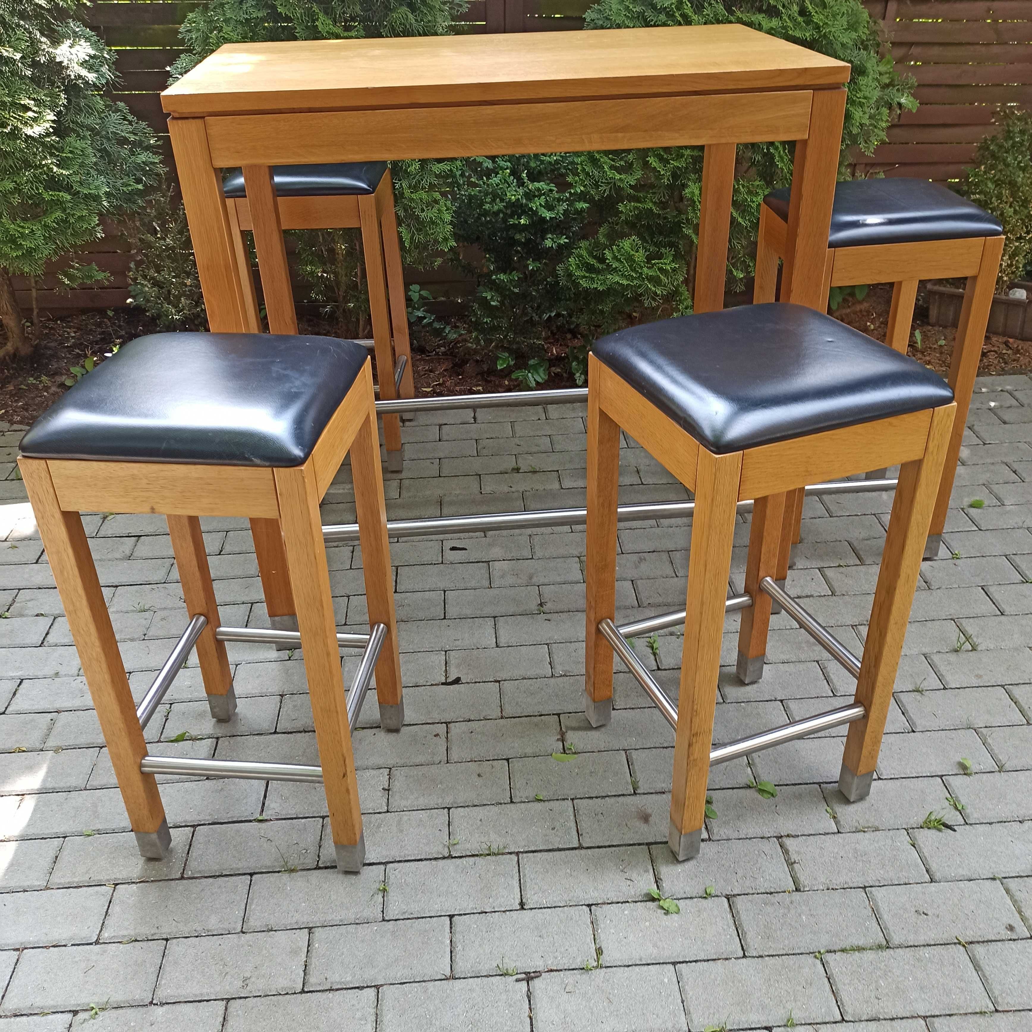 Zestaw barowy: stół + 4 hokery z drewna i stali - solidny, elegancki.