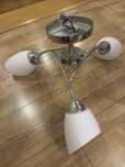 Lampa sufitowa biale klosze i srebrne wykonczenie