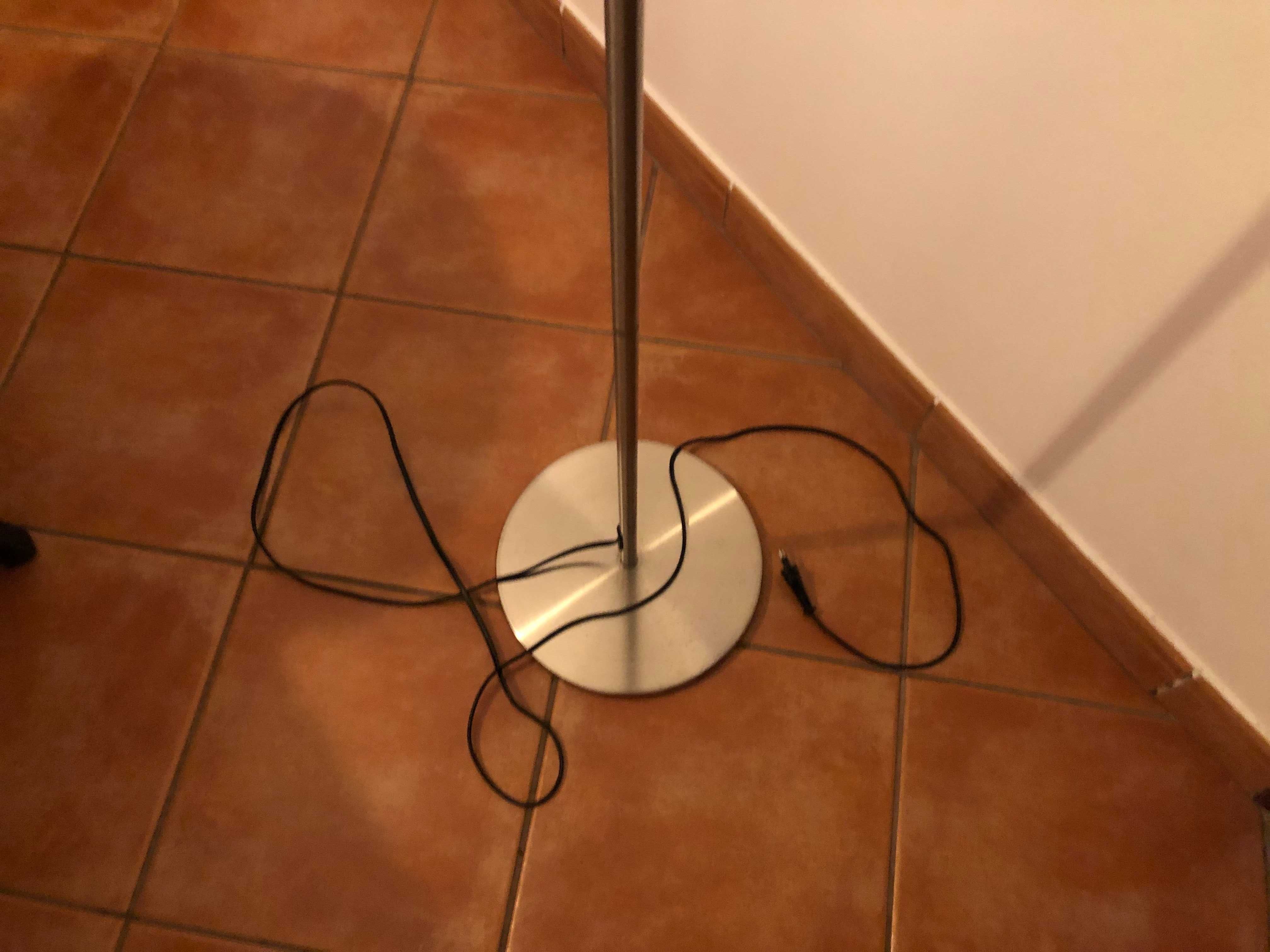 Candeeiro de Pé sem Abajur - Funcionar Perfeitamente