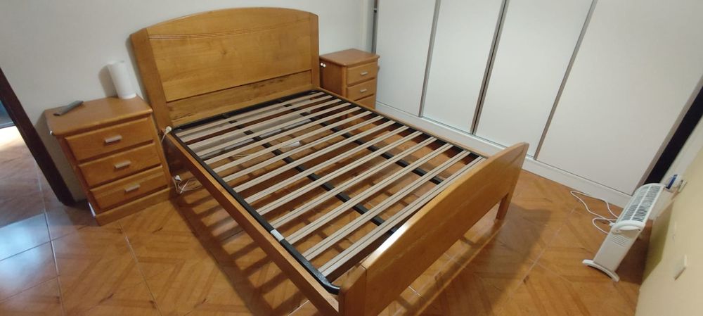 Cama de casal e estrado, com 2 mesinhas de cabeceira em madeira