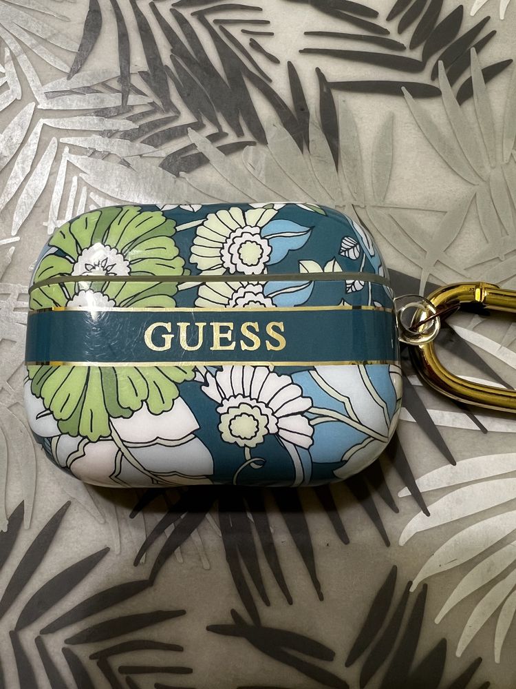 Чехол для наушников Guess