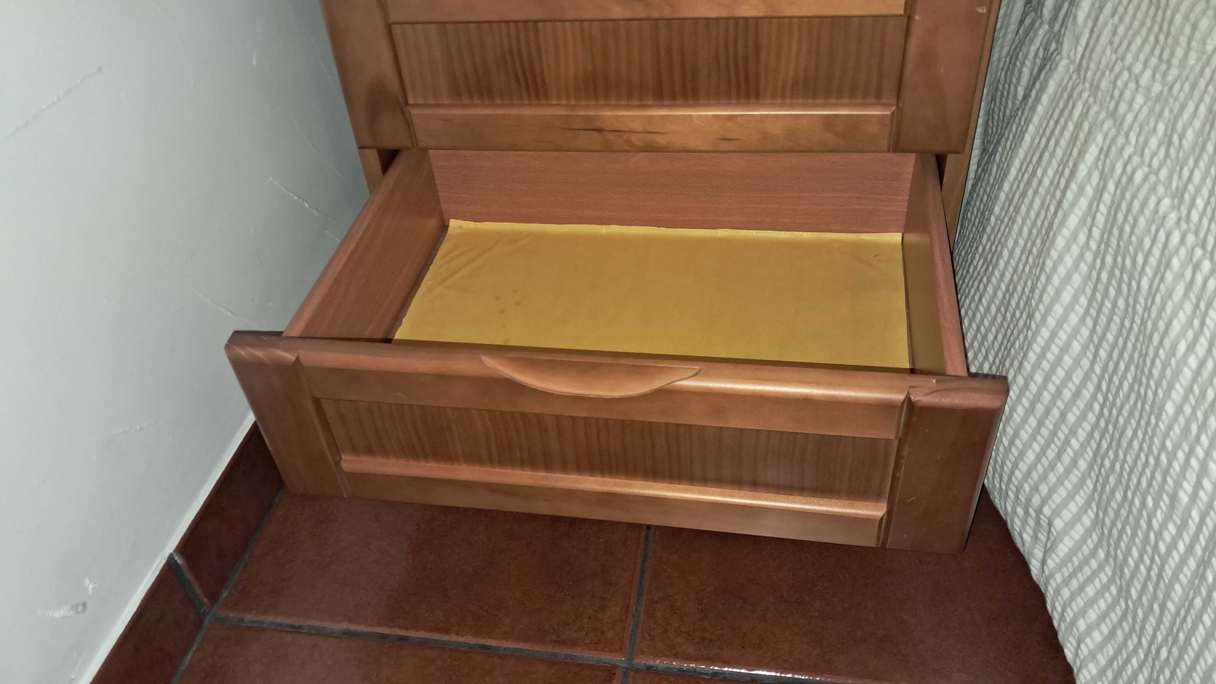 Conjunto Quarto: Sommier com Colchão e Cabeceira e Mesa de Cabeceira!