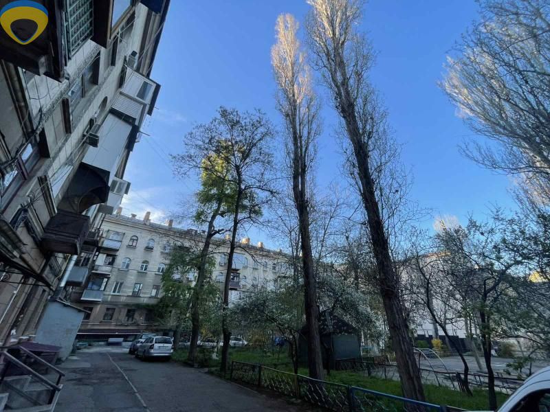 Сталинка двухкомнатная в центре Одессы.