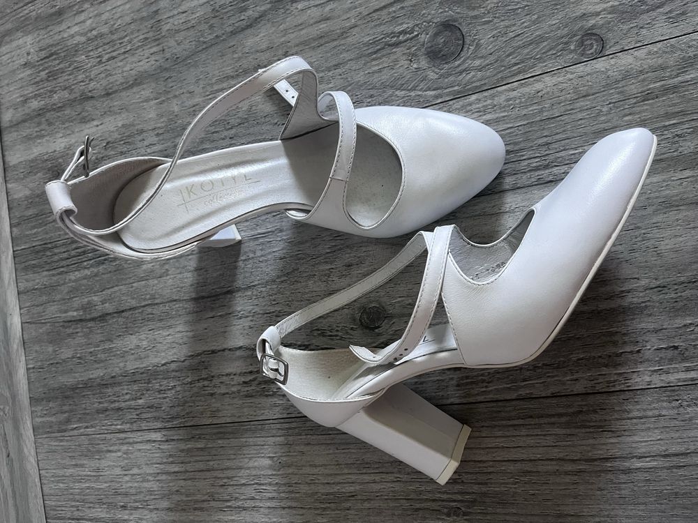 Białe buty Kotyl 38 czółenka na słupku