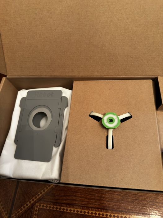 Aspirador IRobot Roomba i8+ com Estação de Autolimpeza