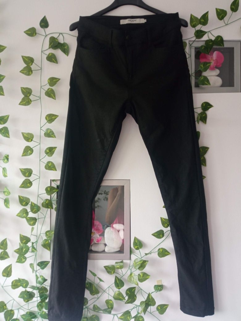 Czarne spodnie rurki S 36 Vero Moda