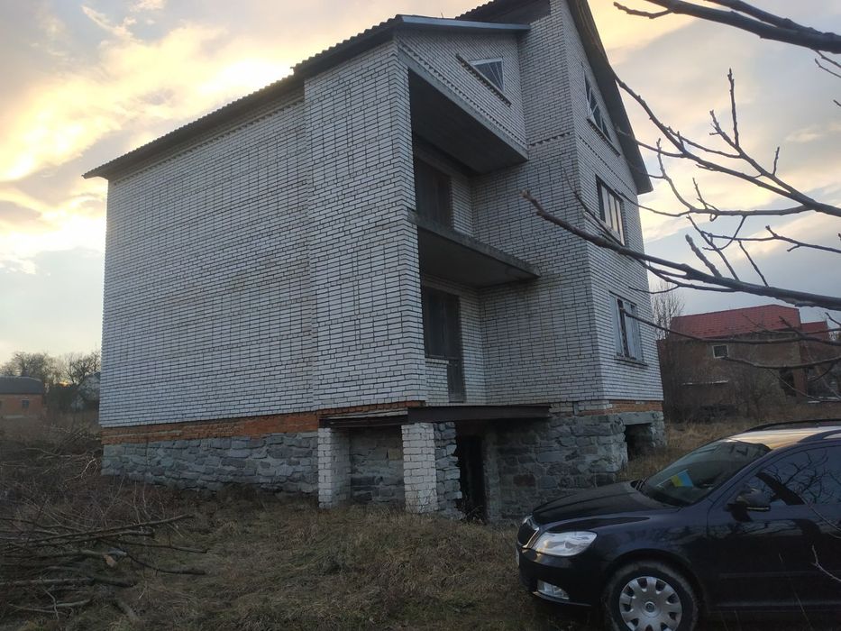 Продаж будинку...