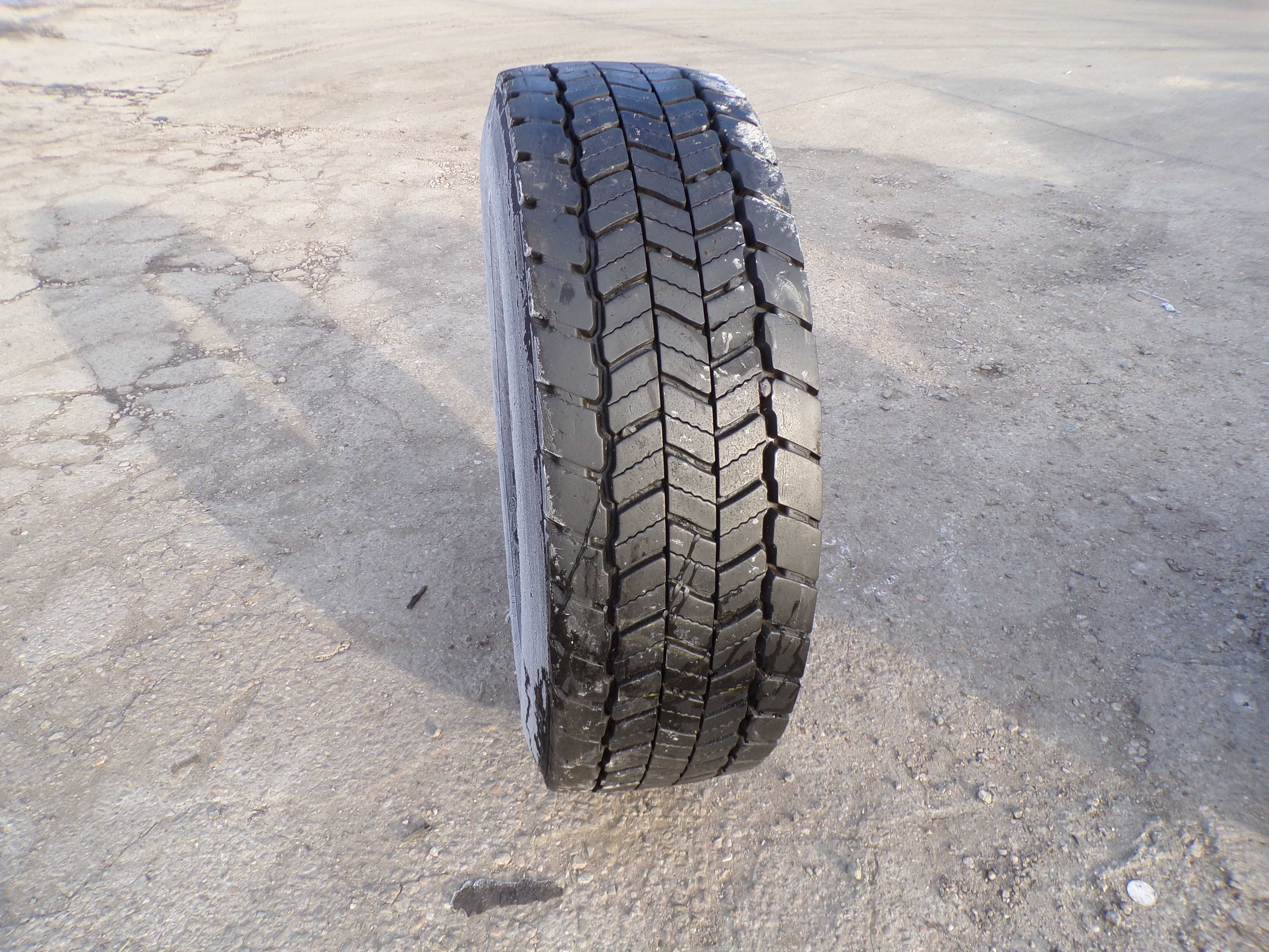 opona 315/70R22.5 UNIROYAL DH40 (750 netto)