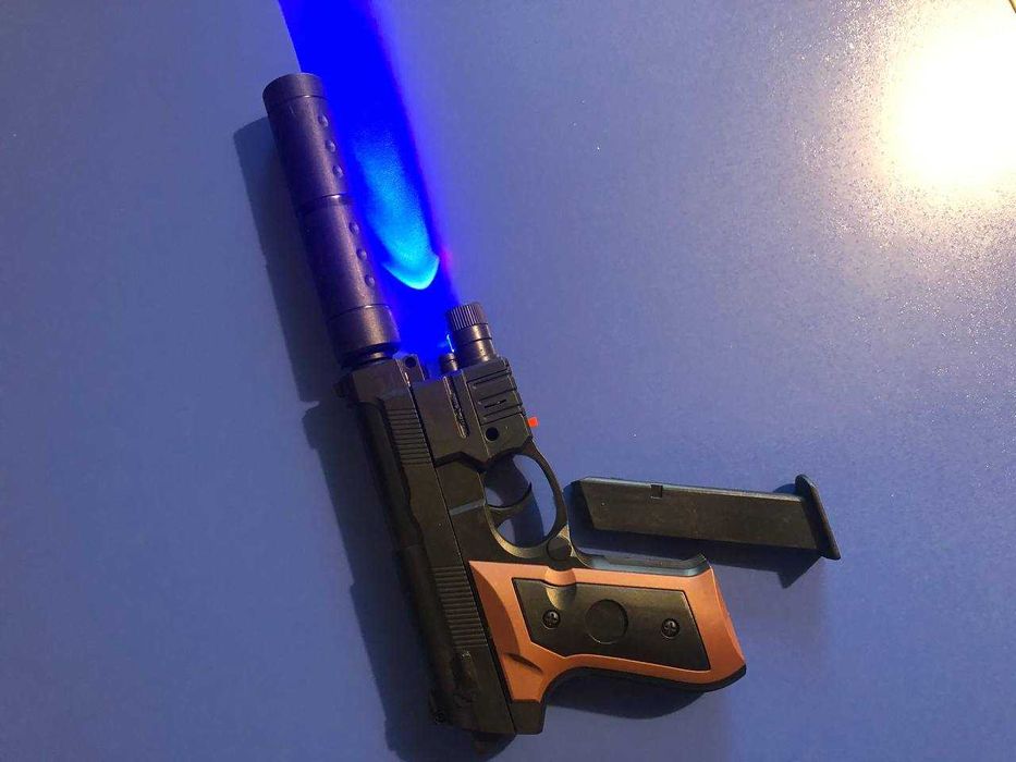 Пістолет з глушником,ультрафіолетовим ліхтариком та лазерним прицілом