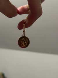 złoty naszyjnik z medalikiem