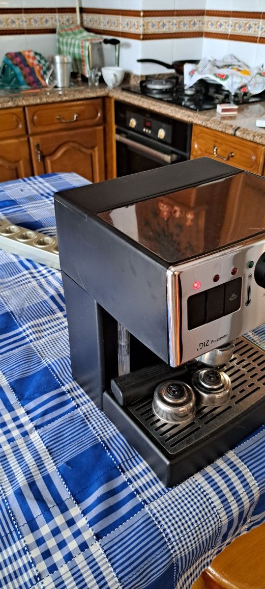 Vendo esse microondas e máquina de café