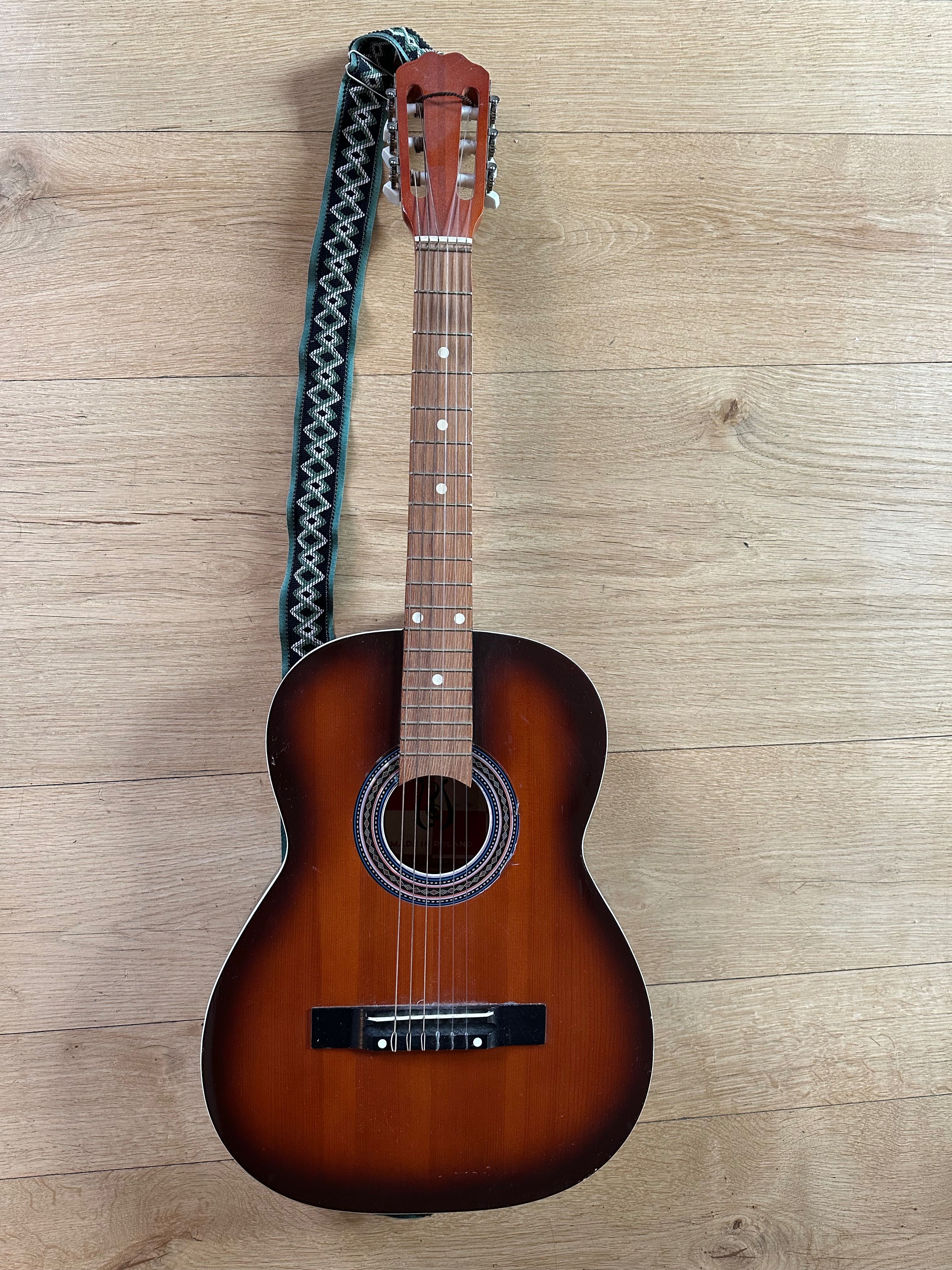Gitara akustyczna z ozdobną rozetą