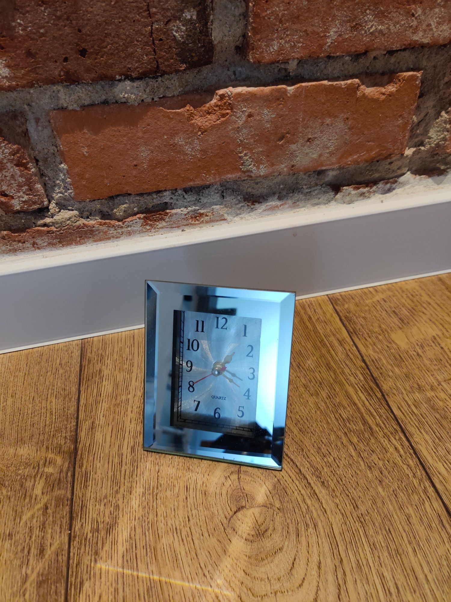Szklany zegar z podstawką pokojowy (quartz Kwarc
