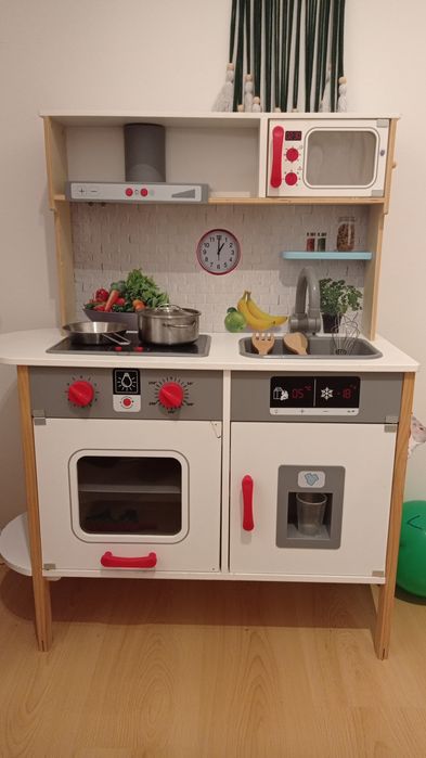 Zabawkowa drewniana kuchnia dziecięca