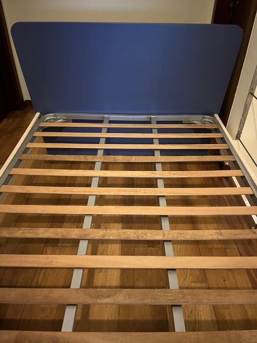 Cama e estrado em bom estado de conservacao