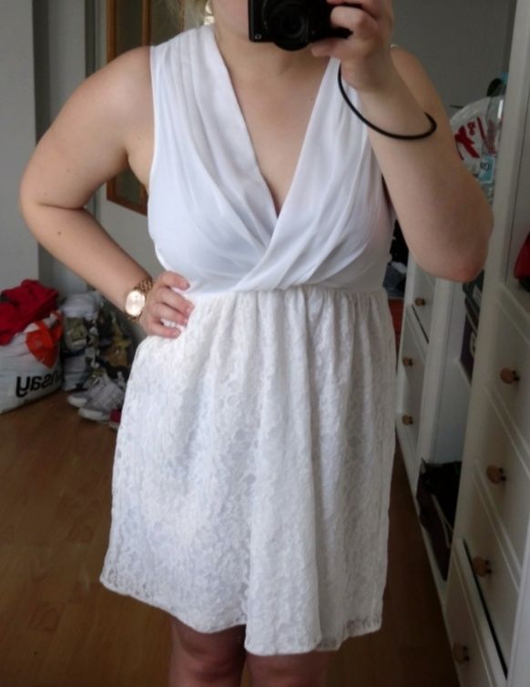 Biała sukienka z koronką
