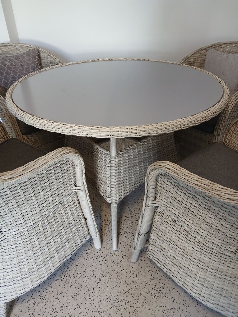 Vendo conjunto mesa e cadeirões em Ratan.