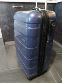 Bardzo lekka walizka turystyczna na 4 obrotowych kolkach