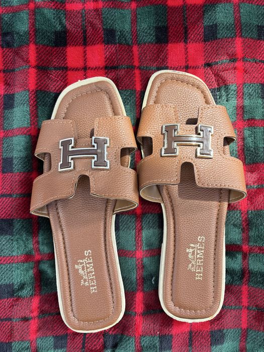 Klapki brązowe logowane