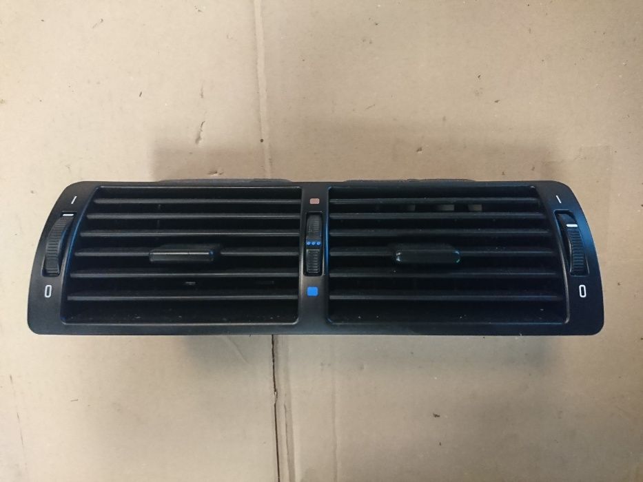 BMW 5 E39 Kratka Nawiewu Środkowa CZARNA BDB