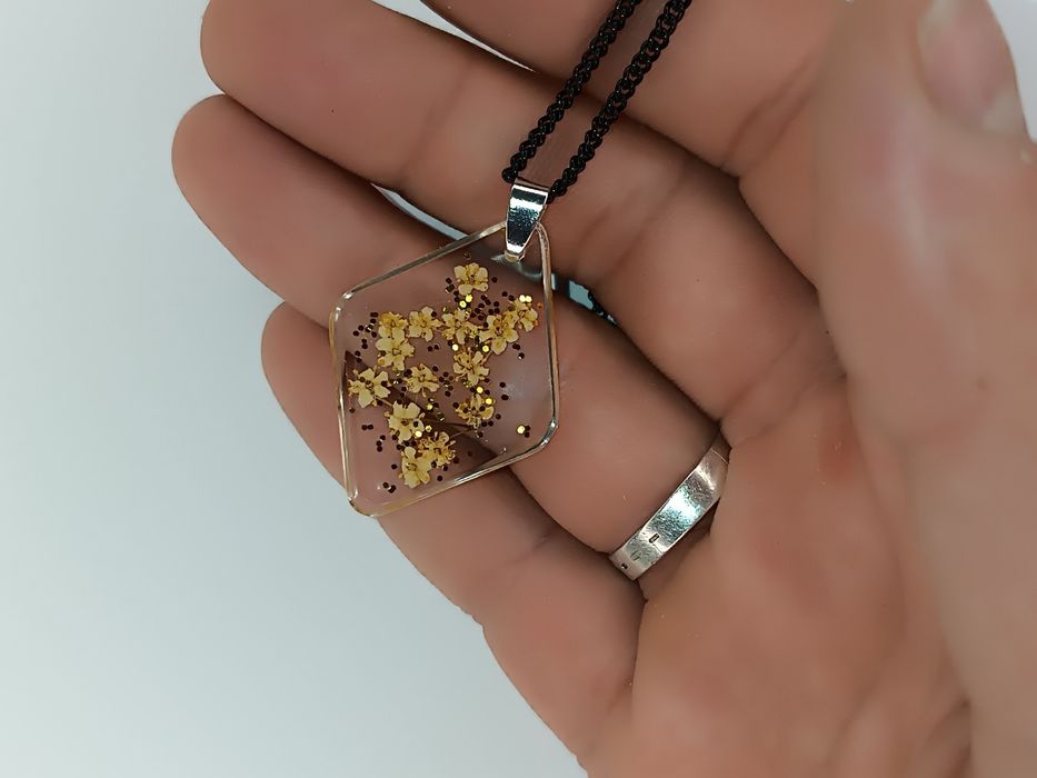 Прикраси, кулони, підвіски, комплекти із цвітом трав в епоксидні смолі