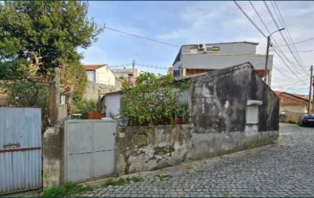 Oportunidade! Moradia e terreno  para renovar