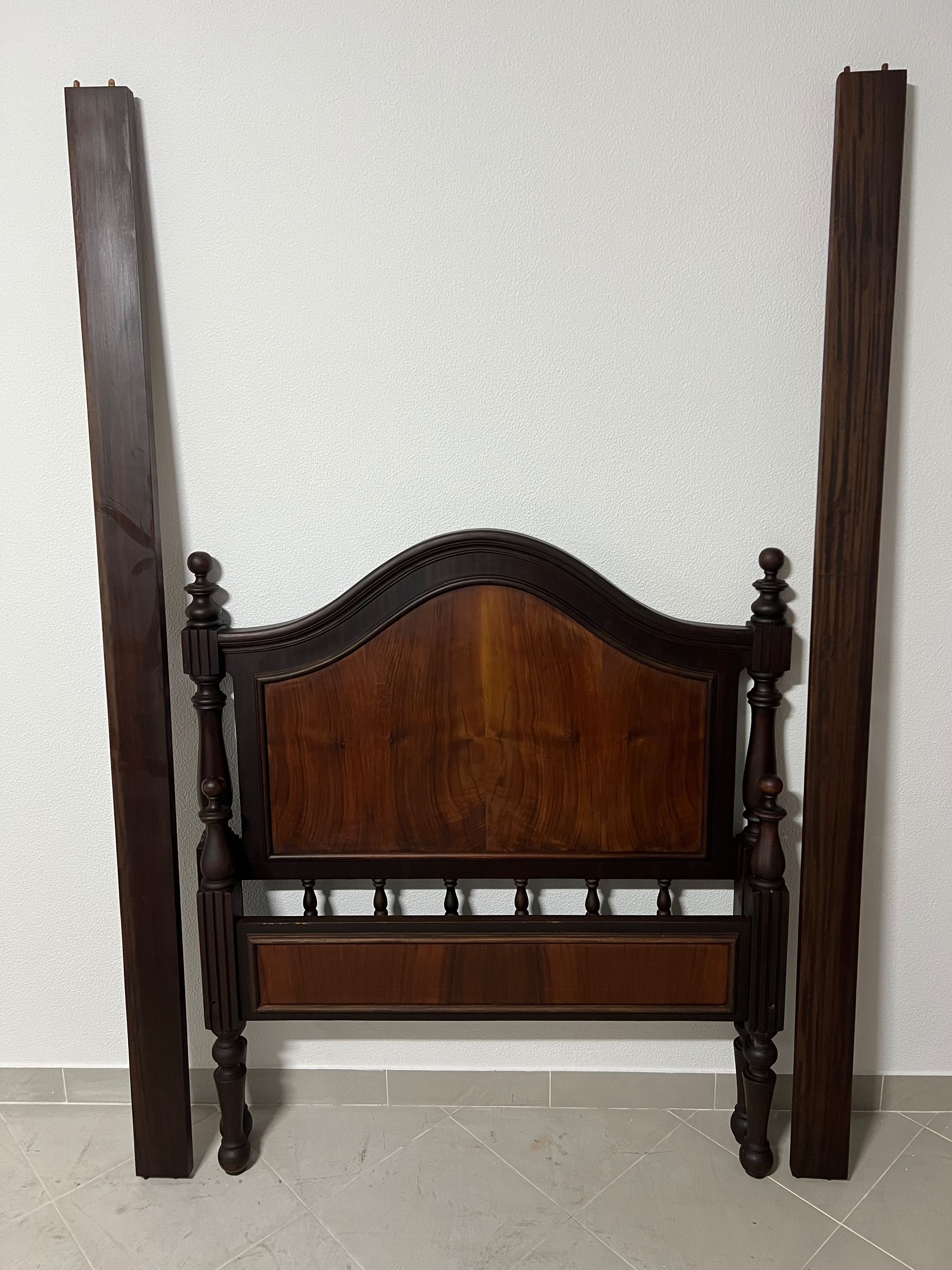 Mobilia de quarto em mogno
