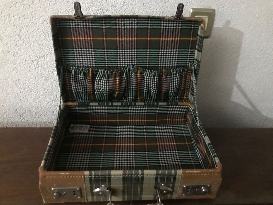 Mala de madeira e mala de tecido e pele sintetica