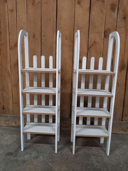 Regał w kształcie sanek.