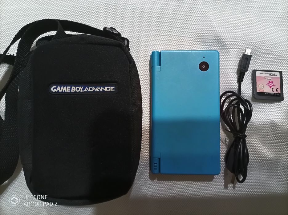 Nintendo DSi, портативная игровая консоль с двумя экранами