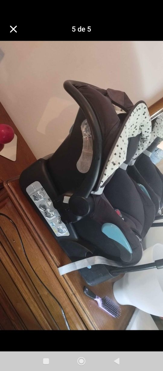 Carro de bebe já com algumas marcas de uso