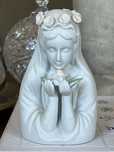 Porcelanowa figurka Madonny z kwiatem
