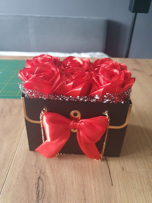 Flower box róze że wstążki