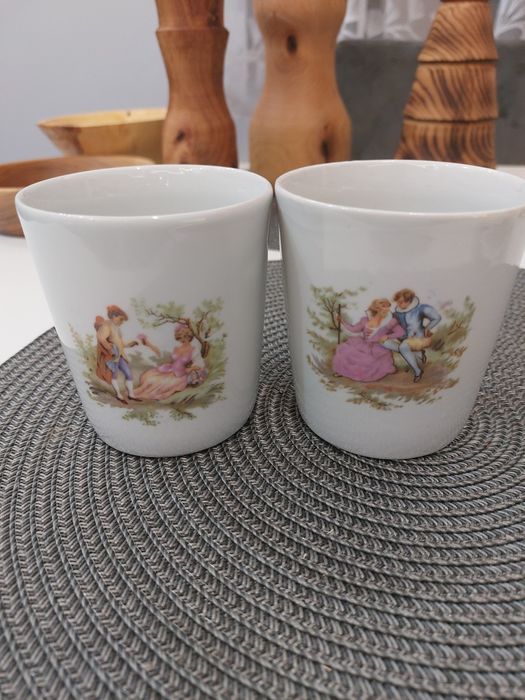 2 kubki porcelanowe białe Chodzież ze scenką rodzajową