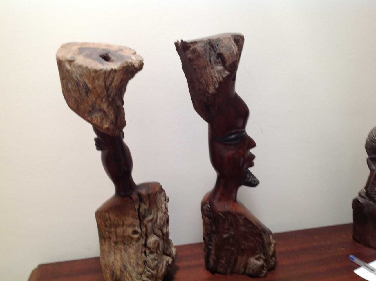 Par de estatuetas , madeira africana, com 37 cm.Pesadas