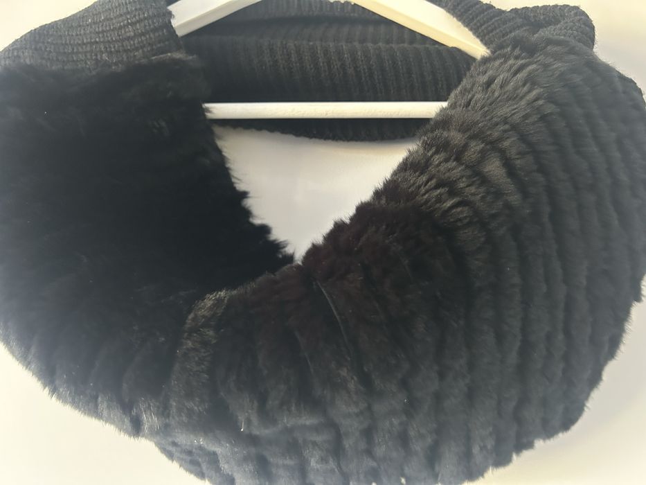 Gola Marella em pele e malha