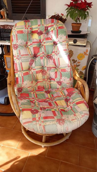 Cadeirão com baloiço e almofadão grande