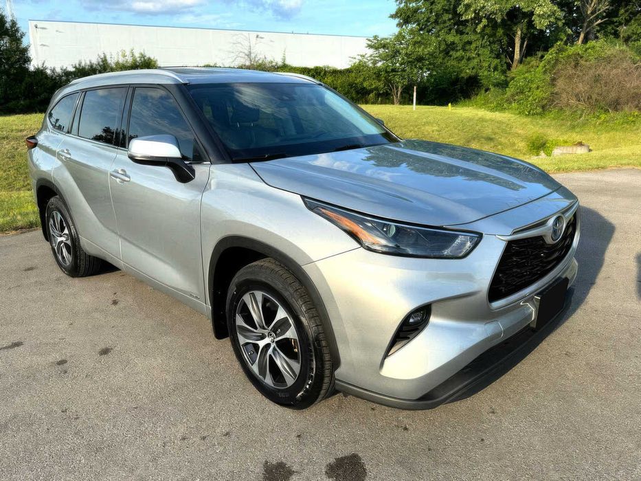 Toyota Highlander Hybrid XLE      2022