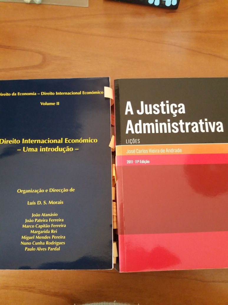 Livros de direito de varios anos e autores