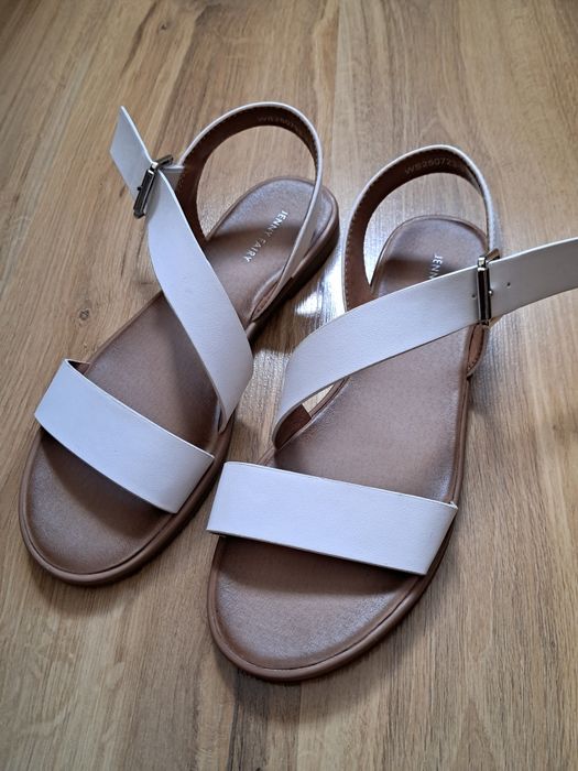 Sandały białe rozmiar 39