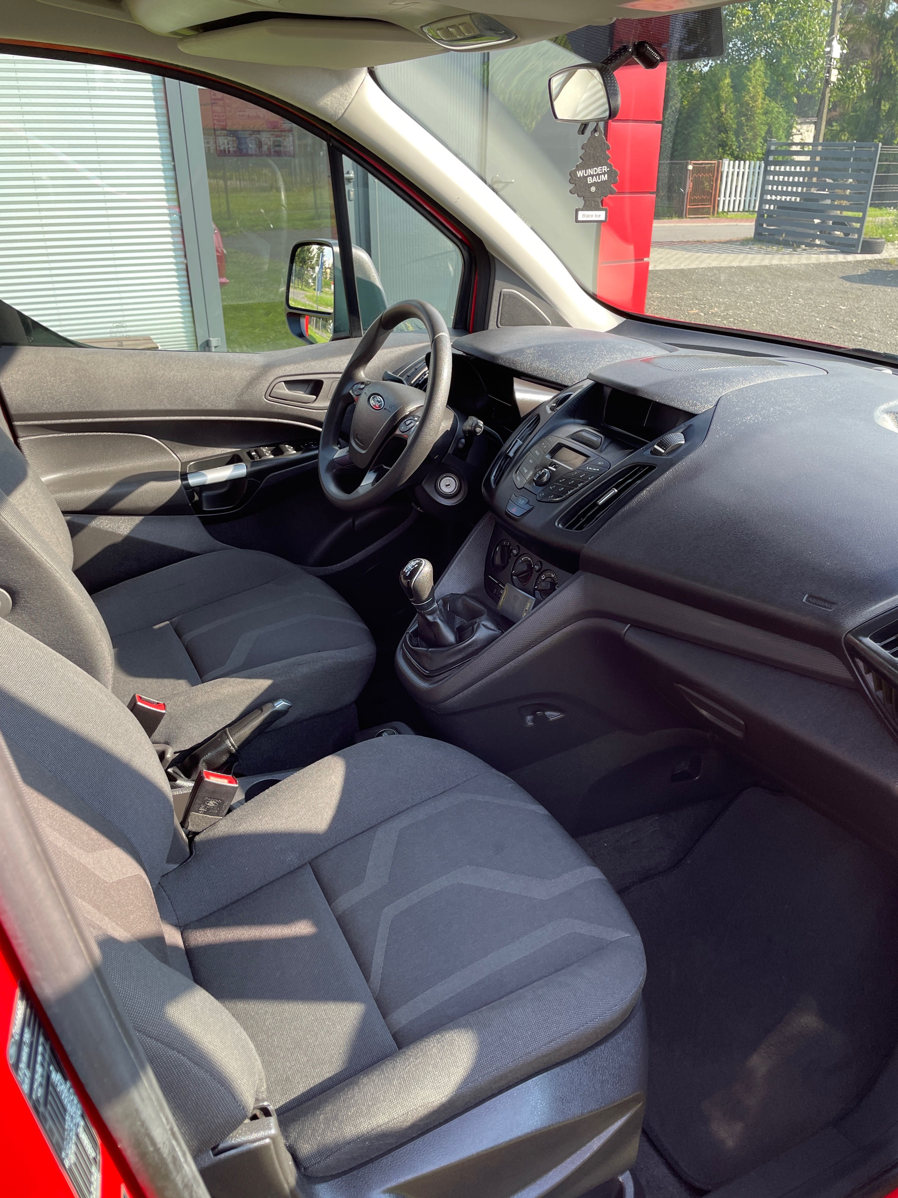 Wynajem samochodu van 5 osobowy Ford Tourneo Connect Wypożyczalnia aut