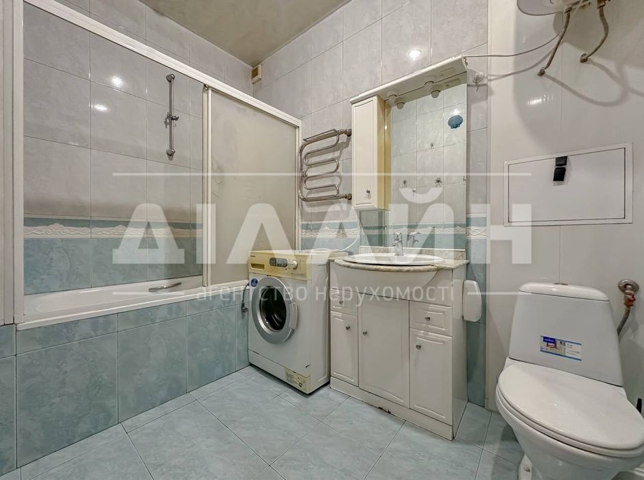 Краща локація! 2х кімн. Сталінка у Центрі міста!