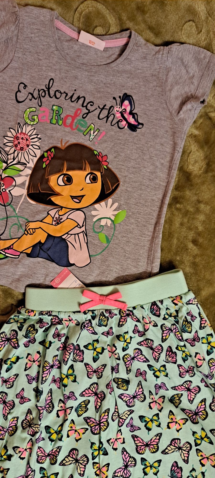 2xkpl.bluzeczka +spódniczka Dora gratis czapeczki z daszkiem